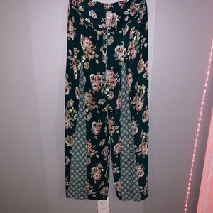 Floral flowwy pants